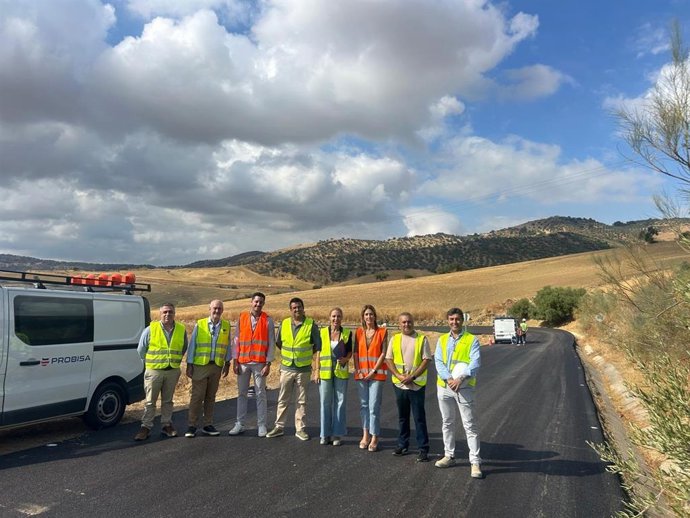 La diputada de Fomento, Nieves Atencia, ha visitado este martes la carretera MA-3403 entre Villanueva de la Concepción y Almogía, donde se trabajará durante tres meses para mejorar el firme a lo largo de siete kilómetros.