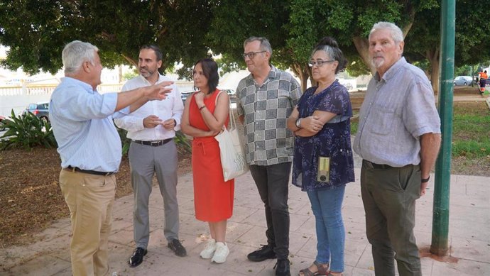 El portavoz del PSOE en el Ayuntamiento de Málaga, Daniel Pérez, y el concejal socialista Salvador Trujillo con vecinos de Churriana.
