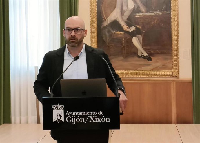 El portavoz del Gobierno de Gijón y concejal de Urbanismo, Jesús Martínez Salvador, en rueda de prensa en el Consistorio gijonés.