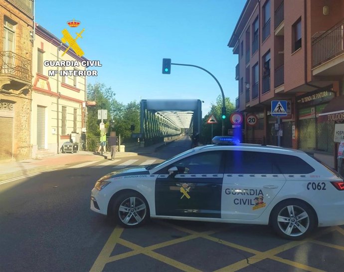 Vehículo de la Guardia Civil en Carrizo de la Ribera (León), cuyos agentes han llevado a cabo la investigación de los hechos.