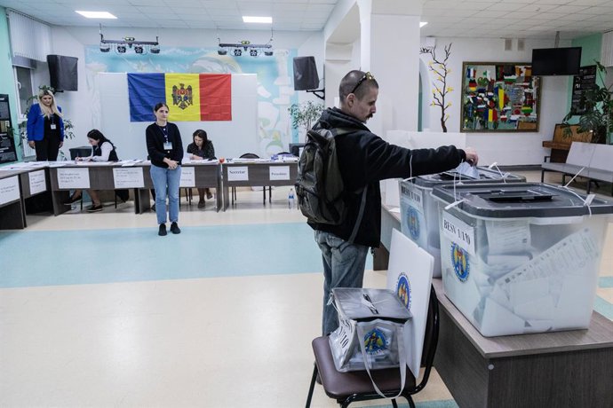 September 28, 2025, Chisinau, Moldova: The final voter is seen dropping his ballot in at the Spiru Haret Squiruminet Lyceum polling station in Chisinau during Moldova's parliamentary elections.