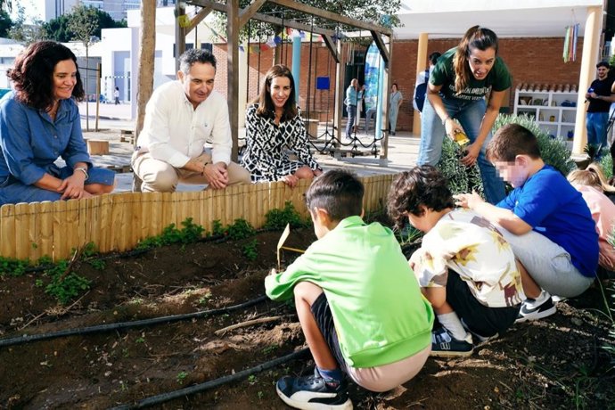 El CEPR San José de Calasanz ha acogido la presentación de la nueva programación con la participación de la concejala delegada de Sostenibilidad Medioambiental, Penélope Gómez; y el concejal delegado del Distrito Centro, Francisco Cantos.