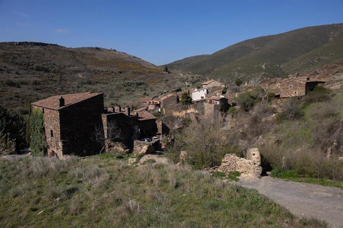 Archivo - Vista general de Patones de Arriba, a 6 de abril de 2022, en Patones de Arriba, Madrid (España). Patones de Arriba se ubica en el Valle del Jarama, a 60 kilómetros de Madrid y representa uno de los mejores ejemplos de ‘arquitectura negra’ de la 
