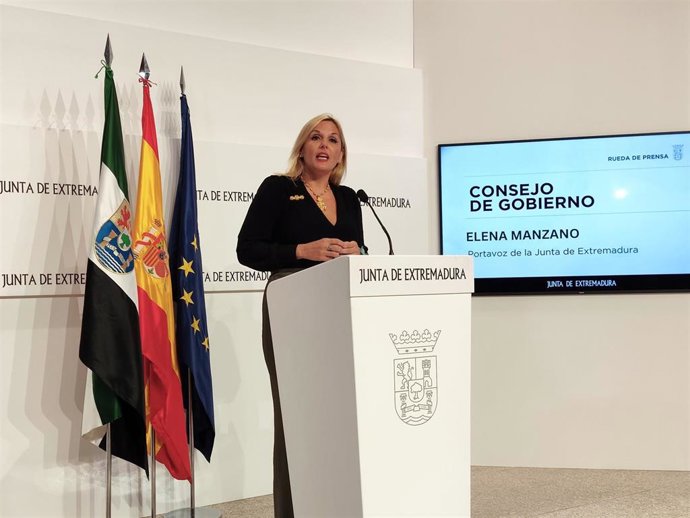 La portavoz de la Junta y consejera de Hacienda, Elena Manzano, en rueda de prensa