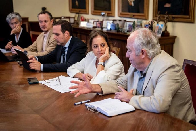 La consejera de Sostenibilidad, Catalina García, con representantes de la Confederación de Organizaciones de Selvicultores de España (COSE), en Madrid, a 30 de septiembre de 2025.
