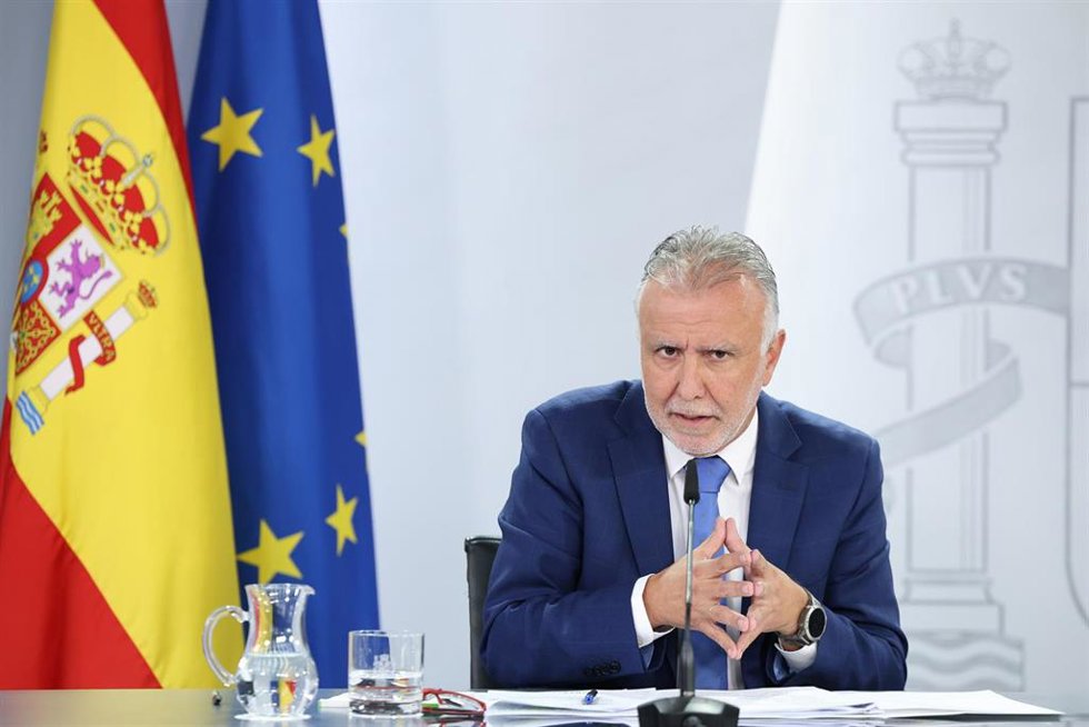 El ministro de Memoria Democrática,  Ángel Víctor Torres, durante una rueda de prensa posterior al Consejo de Ministros, en el Palacio de La Moncloa, a 30 de septiembre de 2025, en Madrid (España).