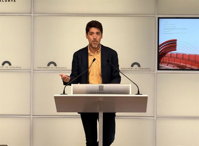 El portavoz de los Comuns en el Parlament, David Cid, en rueda de prensa.