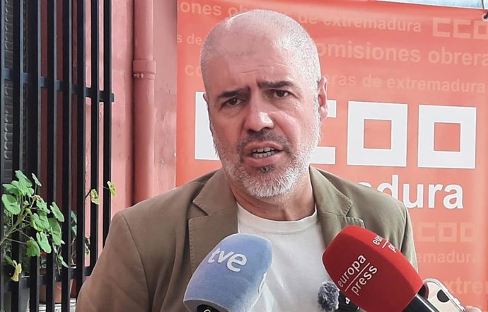 El secretario confederal de CCOO, Unai Sordo, en declaraciones a los medios con motivo de la clausura de la Escuela Sindical de Trabajo de CCOO Extremadura