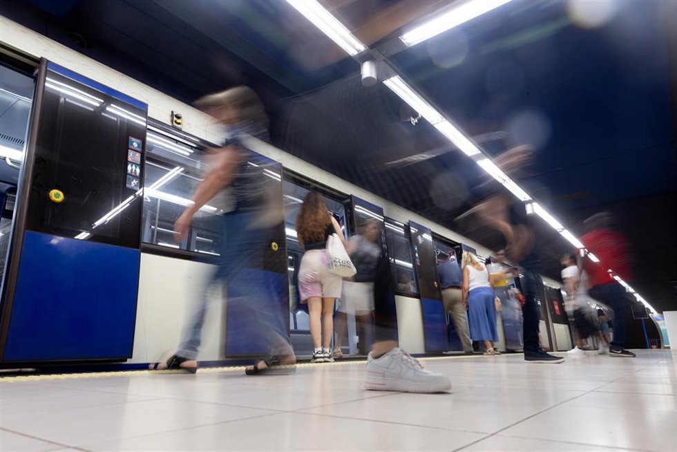 Archivo - Varias personas en el anden de la línea 7 en la Estación de San Fernando, a 8 de julio de 2024, en San Fernando de Henares, Madrid (España).