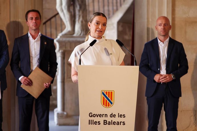 Archivo - La presidenta del Govern, Marga Prohens, ofrece declaraciones tras la reunión con los consells de Mallorca, Menorca, Ibiza y Formentera