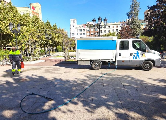 Operario municipal limpiando El Espolón