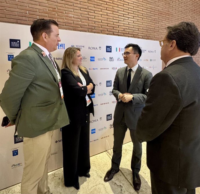 La delegada de Turismo y Cultura de Sevilla, Angie Moreno, mantiene un encuentro con el vicepresidente global de destinos de Trip.Com, Edison Chen.