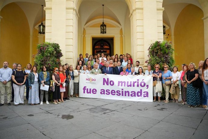 Minuto de silencio celebrado este martes, 30 de septiembre, por la víctima de Sevilla Este en la Casa Consistorial.