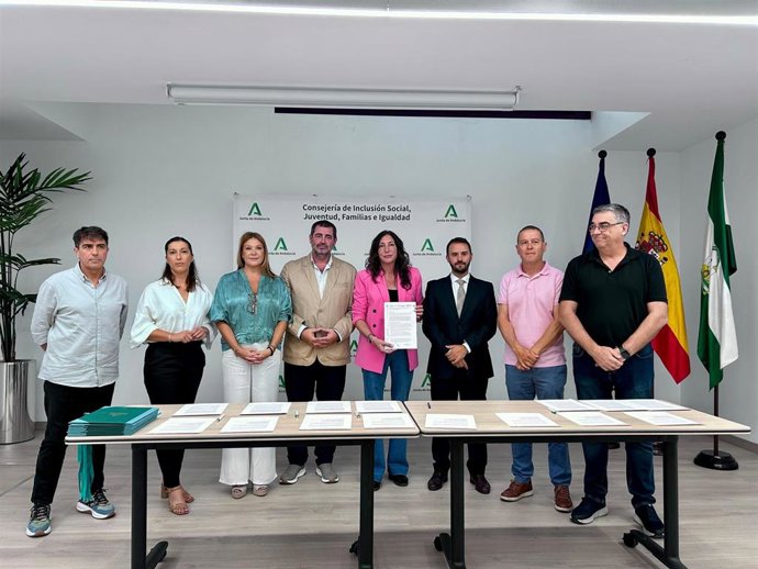 Firma de la adhesión al Observatorio Andaluz del Servicio de Ayuda a Domicilio (SAD).