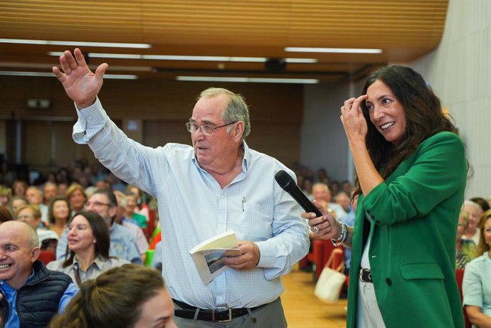 Loles López, junto a uno de los mayores que han participado en Córdoba en el acto central del Día Internacional de las Personas Mayores.