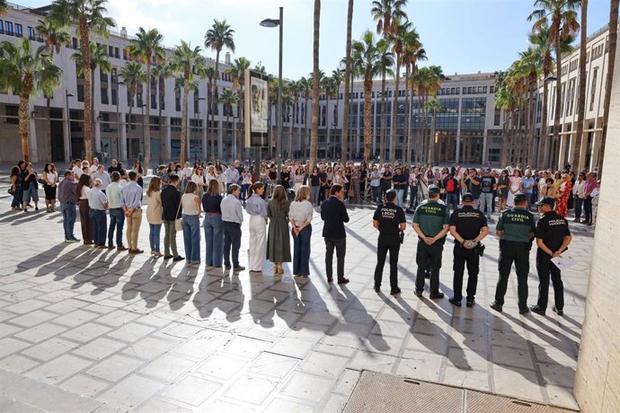 Minuto de silencio en El Ejido (Almería) por el crimen del funcionario municipal Antonio Campos.
