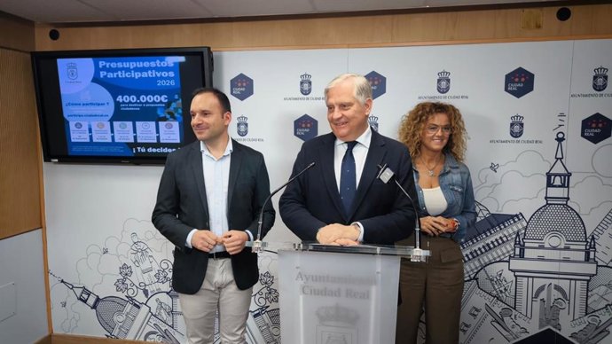 El alcalde de Ciudad Real, Francisco Cañizares, presentando los primeros presupuestos participativos de la ciudad.