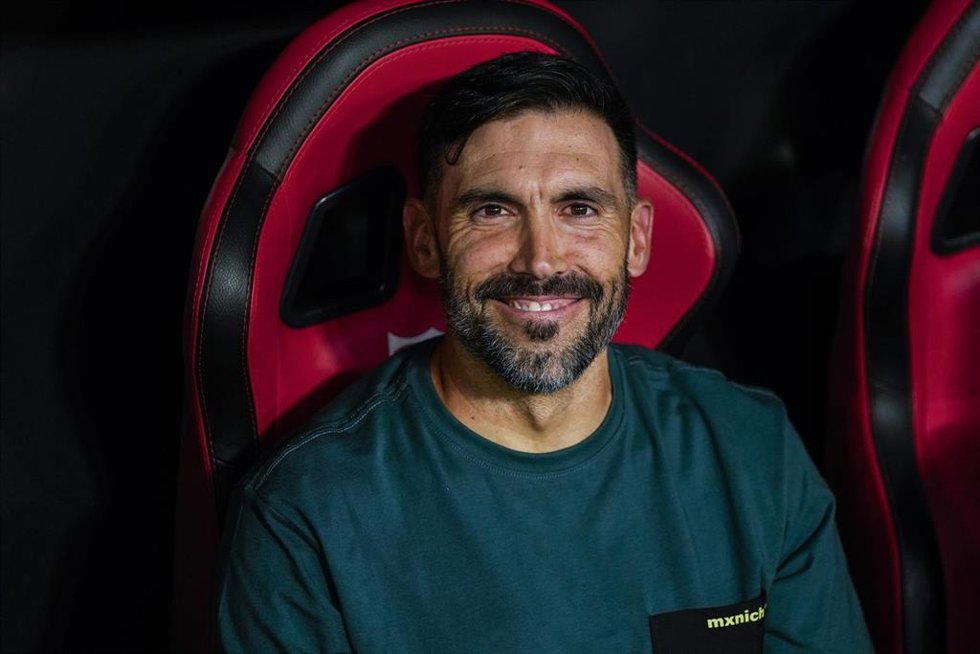 El entrenador del Elche CF, Eder Sarabia, elegido Mejor Técnico de LaLiga EA Sports en el mes de septiembre, en el banquillo del Ramón Sánchez Pzjuán de Sevilla.