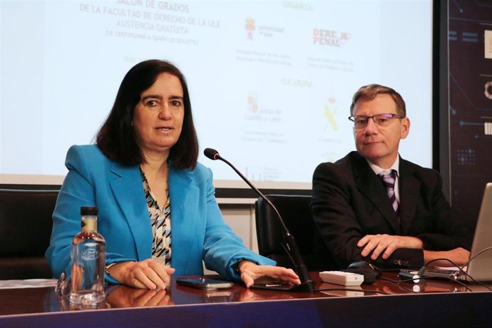 La comisionada para las Víctimas del Terrorismo de Castilla y León, Sonsoles Sánchez-Reyes y el decano de Derecho de la ULE, Salvador Tarodo, en las jornadas sobre ciberterrorismo celebradas en la ULE.