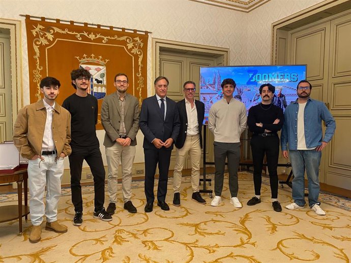 El alcalde, Carlos García Carbayo, y el concejal de Turismo, Ángel Fernández, junto con varios de los actores y productores de la serie 'Zoomers'.
