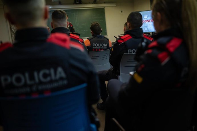 Archivo - Una operación de los Mossos d’Esquadra, en una foto de archivo.