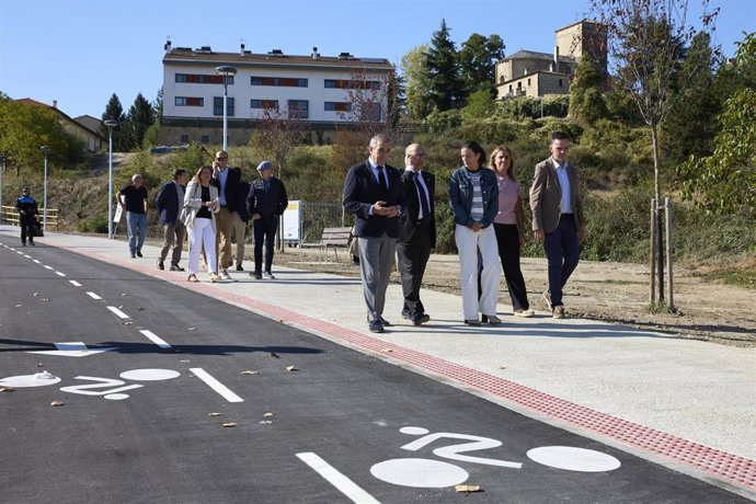 El consejero de Cohesión Territorial, Oscar Chivite, inaugura el carril bici entre Pamplona y Cizur Menor por el Camino De Santiago.