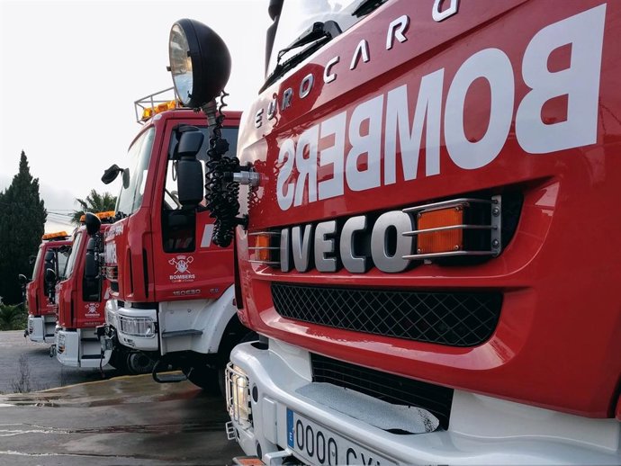 Archivo - Arquivo - Caminhões do Corpo de Bombeiros de Ibiza estacionados.