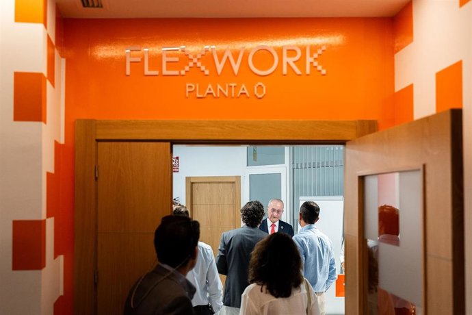 La planta cero de 'Promálaga Flexwork', visitada por el alcalde de Málaga, Francisco de la Torre, junto a la concejala delegada del área, Alicia Izquierdo