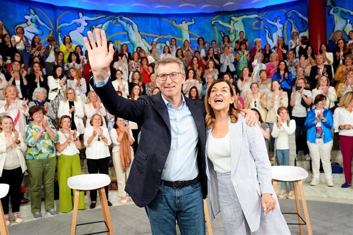 Archivo - El presidente del PP, Alberto Núñez Feijóo, y la presidenta del PP cántabro y del Gobierno regional, María José Sáenz de Buruaga, en un acto de partido