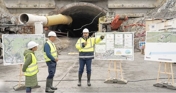 Carlos Alzaga explica detalles de la variante de Markina-Xemein a los alcaldes Iratxe Lasa y Jesús Iriondo
