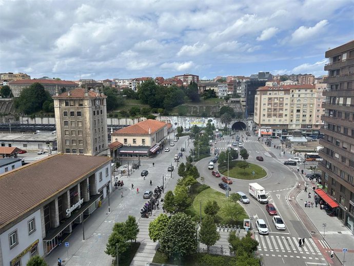Archivo - Calles entre la estación de tren y autobús de Santander.