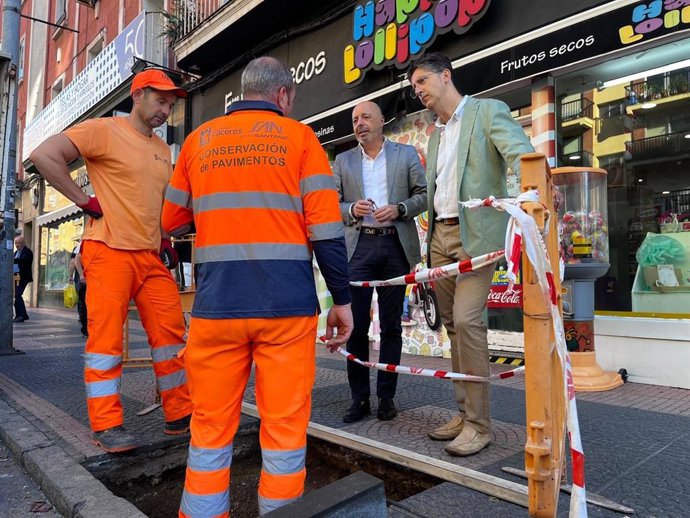 Construcción de nuevos alcorques en la avenida Antonio Hurtado de Cáceres para plantar 32 árboles