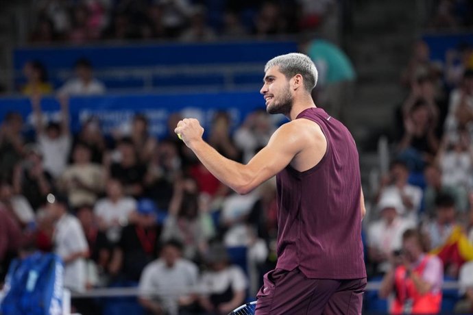 El tennista espanyol Carlos Alcaraz celebrant un punt en el torneig de Tòquio.