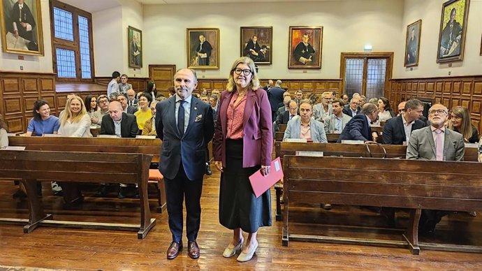 La presidenta del Instituto Nacional de Estadística, Elena Manzanera, y el rector de la Universidad de Oviedo, Ignacio Villaverde, en la reunión de delegados territoriales del INE que se celebra en Oviedo.