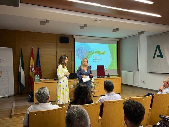 La delegada de Salud, Elena González (d), en la inauguración de la jornada.