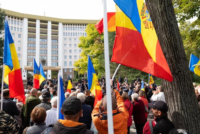 Protesta de la oposición moldava ante el Parlamento, en Chisináu.