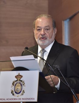 Archivo - Carlos Slim durante su discurso al entrar en la Real Academia de Ingeniería.