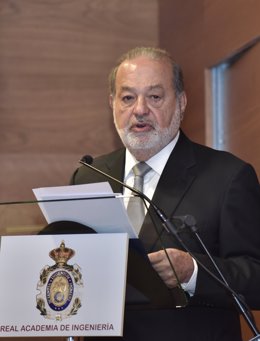 Archivo - Carlos Slim durante su discurso al entrar en la Real Academia de Ingeniería.