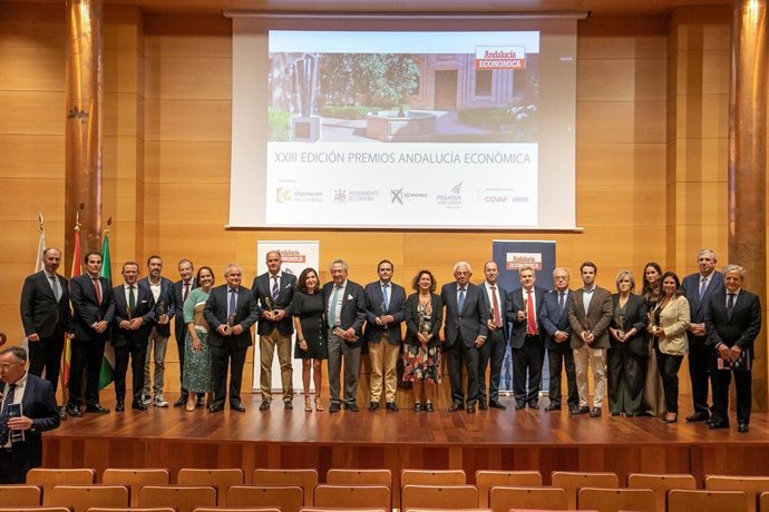 Blanco (9ª izda.), Nieto (2º izda.) y Fuentes (dcha.), en el acto de entrega de los XXIII Premios Andalucía Económica.