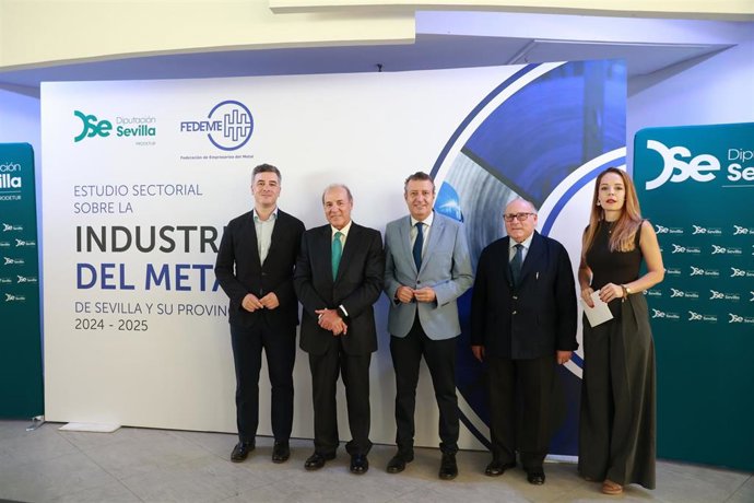 Foto de familia del acto de presentación del estudio sobre el sector industrial en la provincia promovido por Diputación y Fedeme.