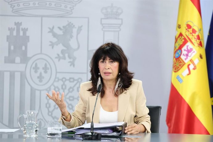 La ministra de Igualdad, Ana Redondo, durante una rueda de prensa posterior al Consejo de Ministros, en el Palacio de La Moncloa, a 30 de septiembre de 2025, en Madrid (España). 