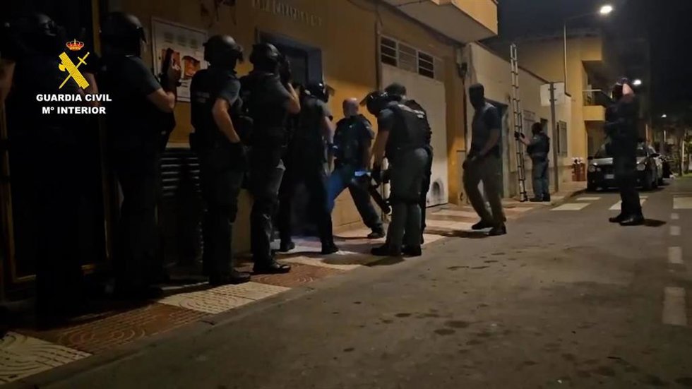 Agentes durante una entrada y registro en el marco de la operación Abula en la Sierra de los Filabres (Almería).