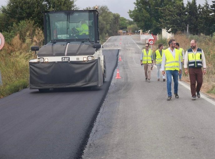 El diputado provincial Javier Bello en las obras acometidas en la carretera del Poblado de Doña Blanca en El Puerto.