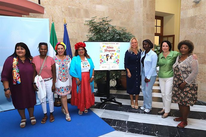La delegada de Inclusión Social en el Ayuntamiento de Jerez de la Frontera (Cádiz), Yessika Quintero, y la de Empleo y Comercio, Nela García, presentando con Gabriela Alejo, de Oxígeno Radio, la Feria Alma Hispana