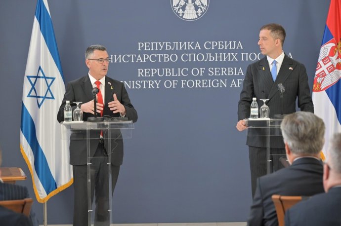 O ministro das Relações Exteriores de Israel, Gideon Saar, com seu colega sérvio, Marko Duric.