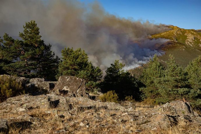 Vista del incendio del entorno del Pico del Lobo, desde el Mirador del Pico del Lobo, a 26 de septiembre de 2025, en Peñalba de la Sierra, Guadalajara, Castilla-La Mancha (España).