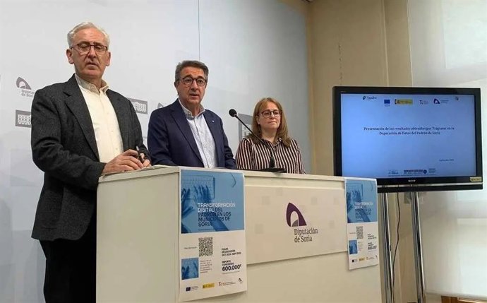 De izda a dcha, Ángel Diez, Jesús Ángel Peregrina y Esther Soler presentan la actualización del padrón en Soria.