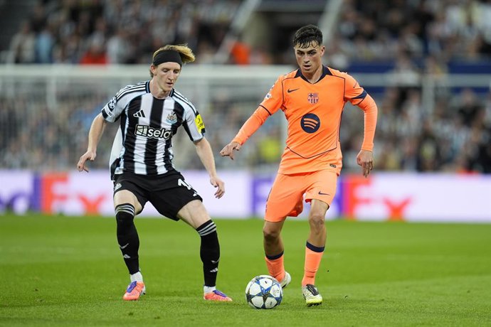 Pedri, do FC Barcelona, e Anthony Gordon, do Newcastle United, em ação durante a partida da Fase MD1 da Liga dos Campeões da UEFA 2025/26 entre o Newcastle United FC e o FC Barcelona no St James' Park em 18 de setembro de 2025 em Newcastle upon Tyne, Ingl