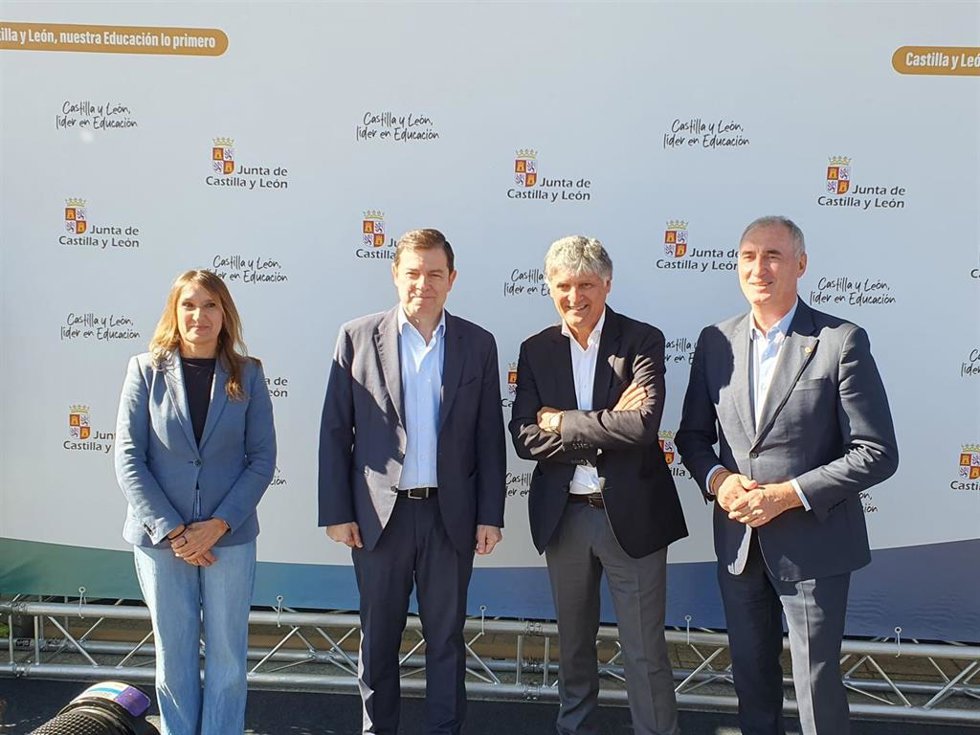 La consejera de Educación, Rocío Lucas; el presidente regional Fernández Mañueco; Toni Nadal y el alcalde de Segovia, JoseMazarías.