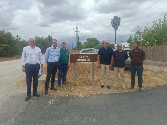 El delegado territorial de Agricultura, Pesca, Agua y Desarrollo Rural de la Junta en Málaga, Fernando Fernández Tapia-Ruano, con el alcalde de Alhaurín el Grande, Anthony Bermúdez Beltrón, entre otros.